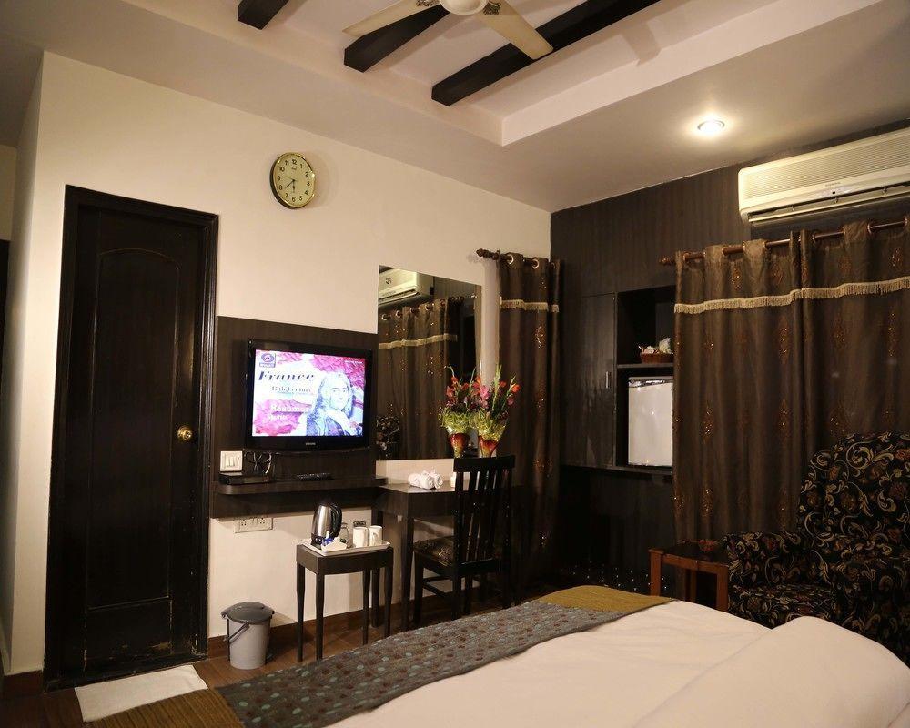 Hotel Sri Nanak Continental Delhi  Bagian luar foto