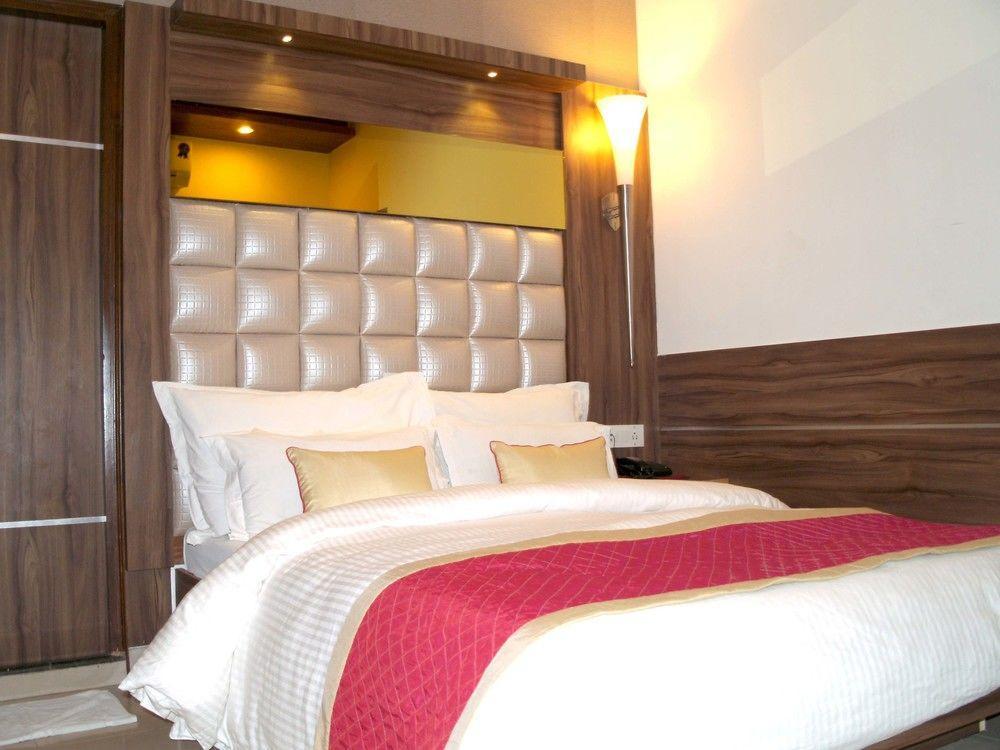 Hotel Sri Nanak Continental Delhi  Bagian luar foto