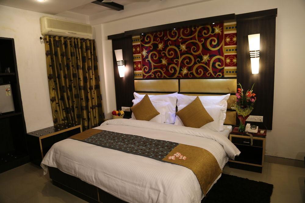 Hotel Sri Nanak Continental Delhi  Bagian luar foto