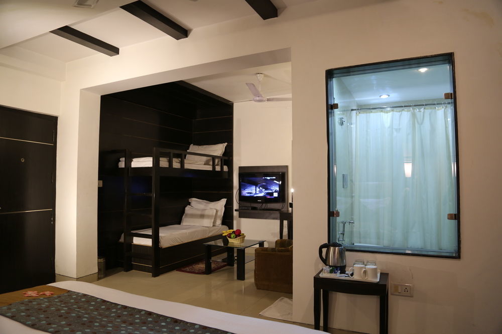 Hotel Sri Nanak Continental Delhi  Bagian luar foto
