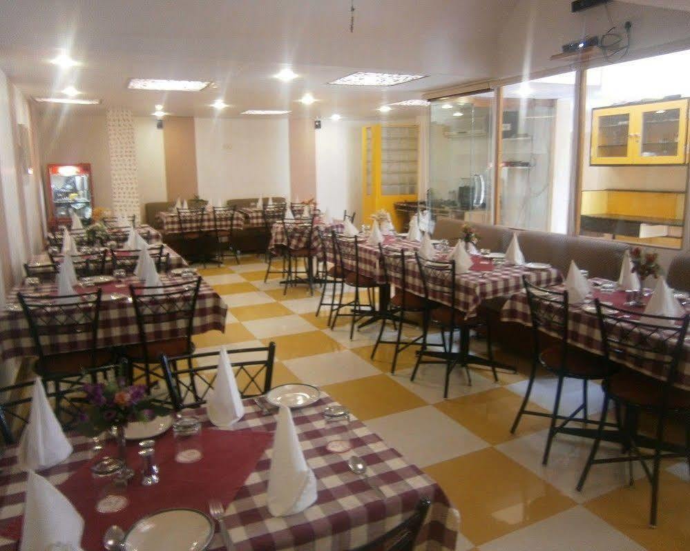 Hotel Sri Nanak Continental Delhi  Bagian luar foto