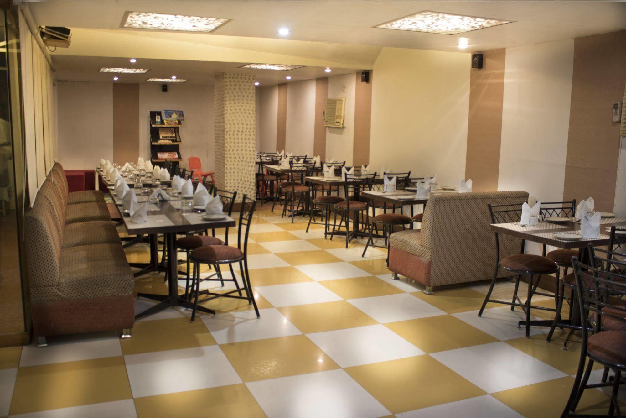 Hotel Sri Nanak Continental Delhi  Bagian luar foto