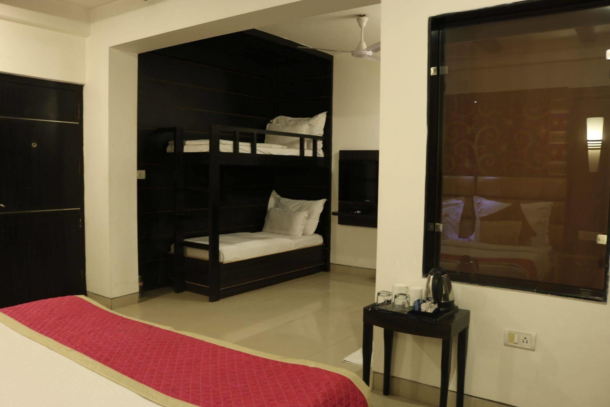 Hotel Sri Nanak Continental Delhi  Bagian luar foto