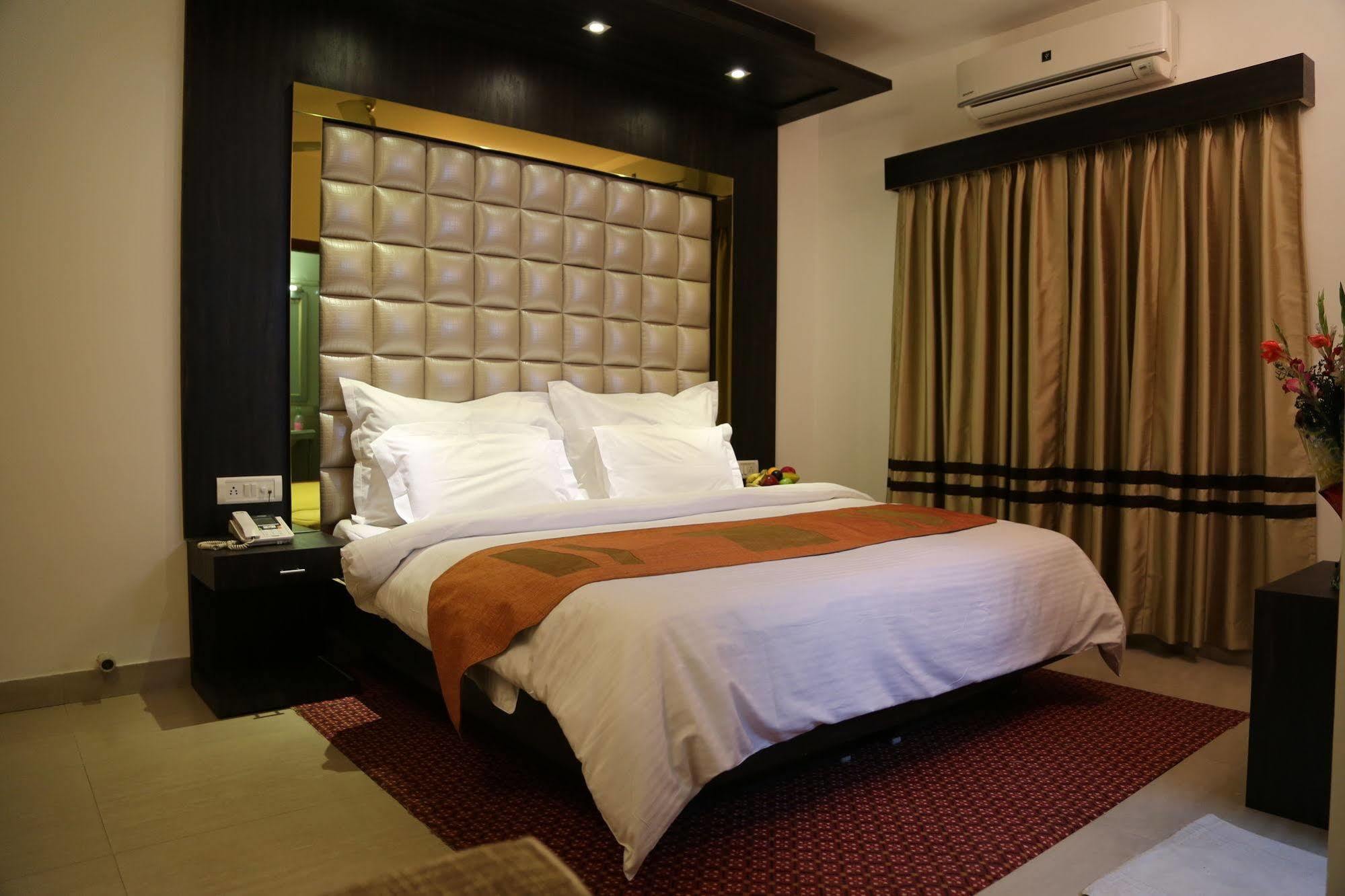 Hotel Sri Nanak Continental Delhi  Bagian luar foto