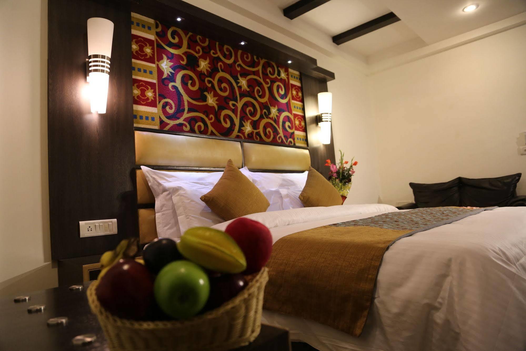 Hotel Sri Nanak Continental Delhi  Bagian luar foto