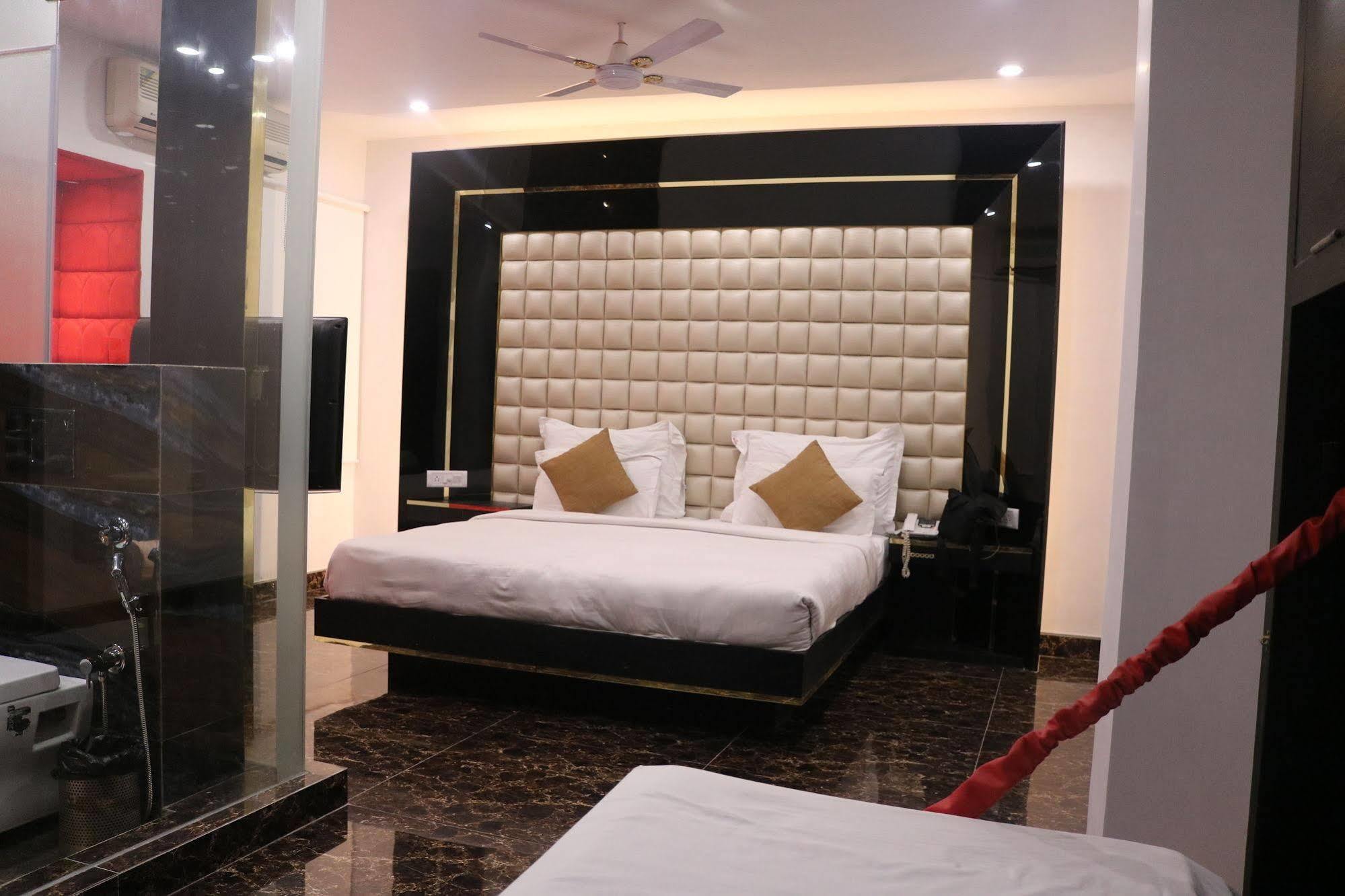 Hotel Sri Nanak Continental Delhi  Bagian luar foto